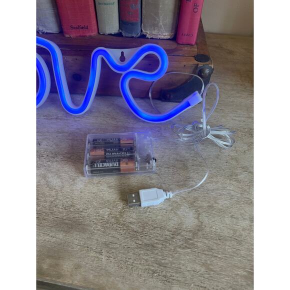 Neon light "love" in blue -battery and USB power - Picture 3 of 4